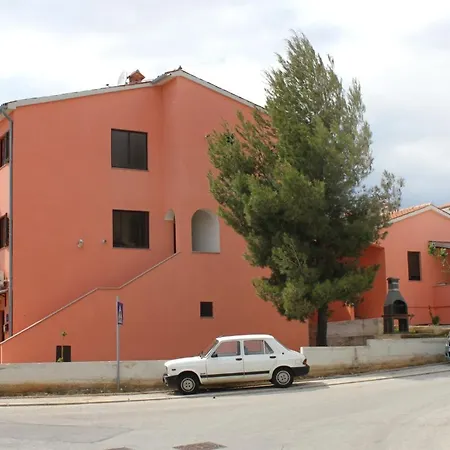 With A Parking Space - 7664 * プーラ